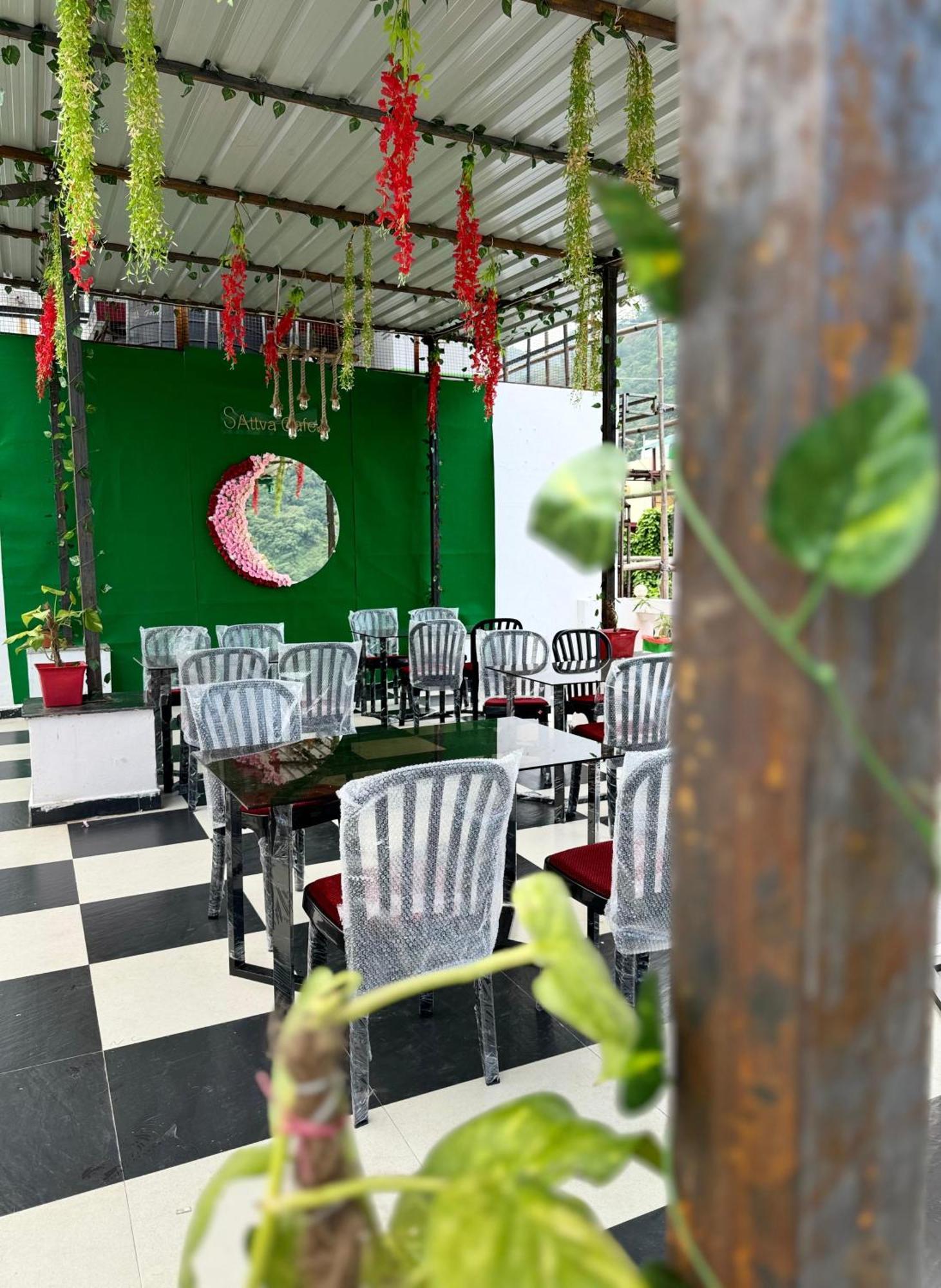 Sattva Cafe And Motel Risikés Kültér fotó
